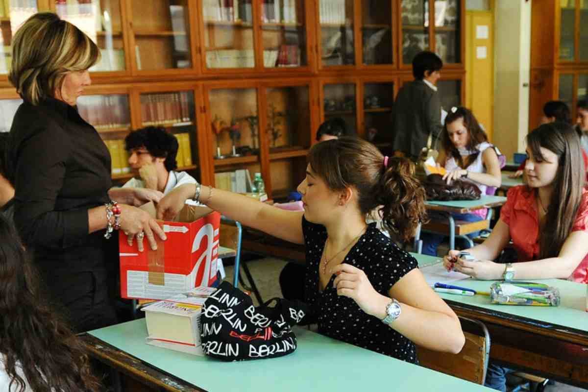 Stop ai cellulari in classe, l'Anief non ci sta: decidono i docenti