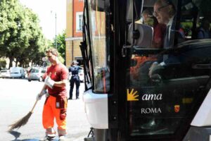 Roma: operatore Ama ferito