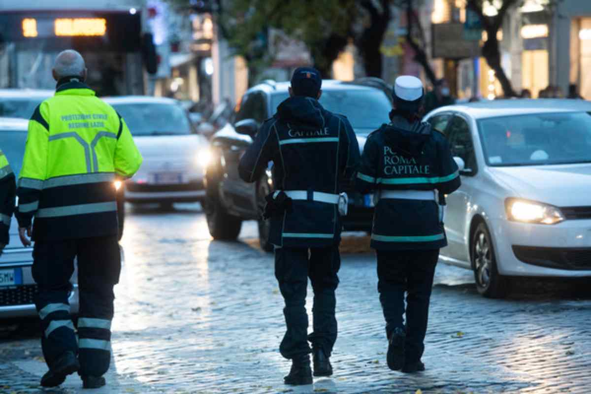 La polizia locale sequestra oltre 2mila articoli