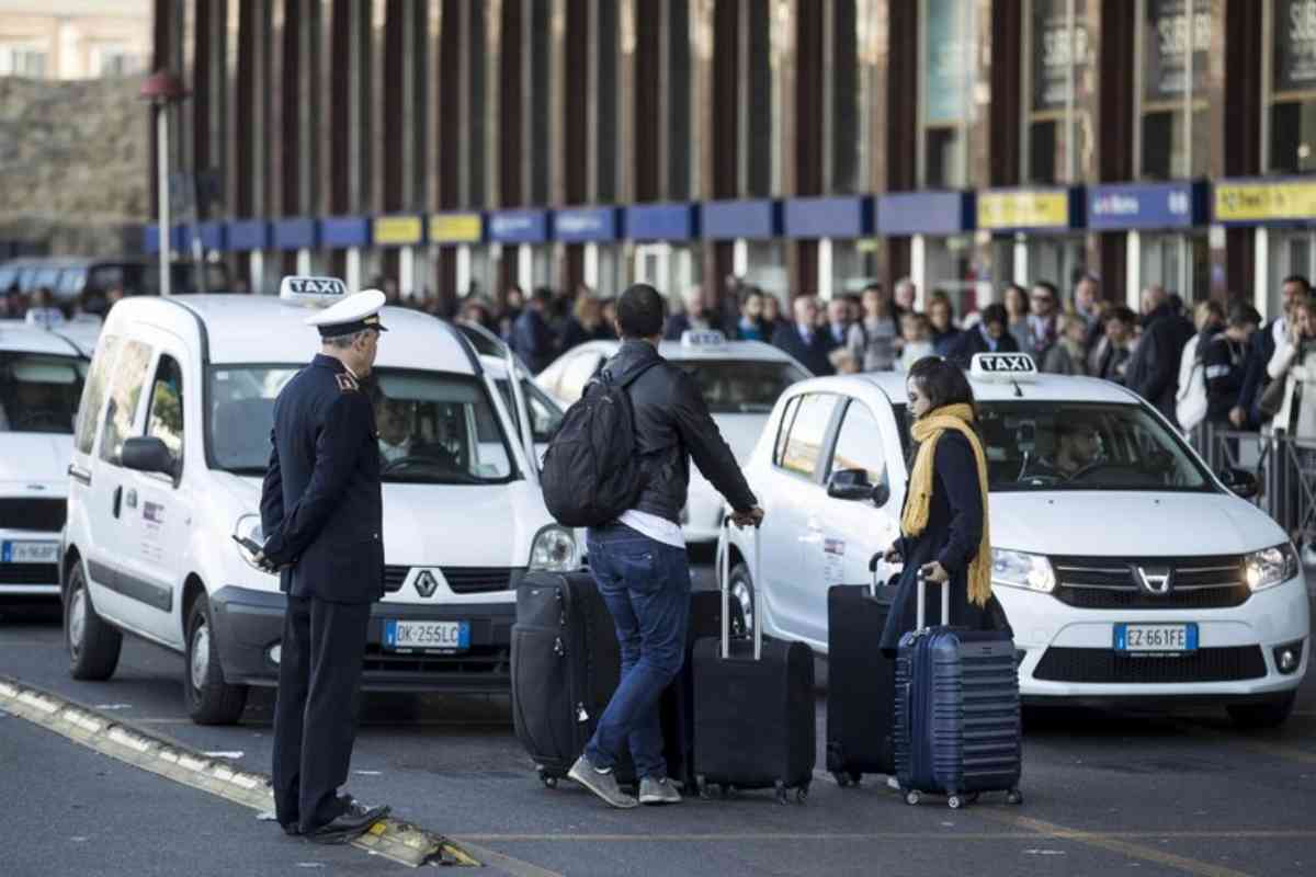 Dimentica pc su taxi a Roma e il tassista chiede il riscatto