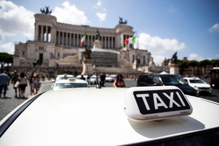 Taxi a Roma, via libera al concorso 