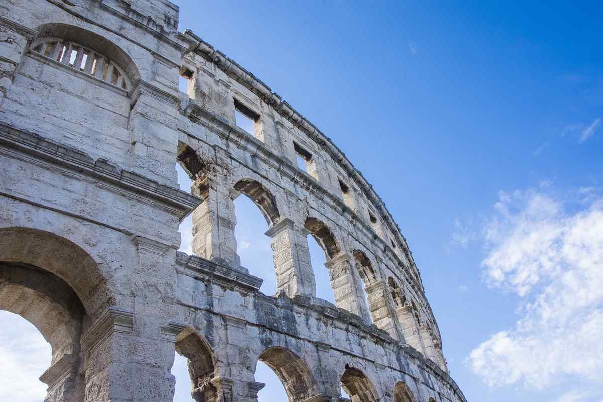 Ragazzo deturpa il Colosseo