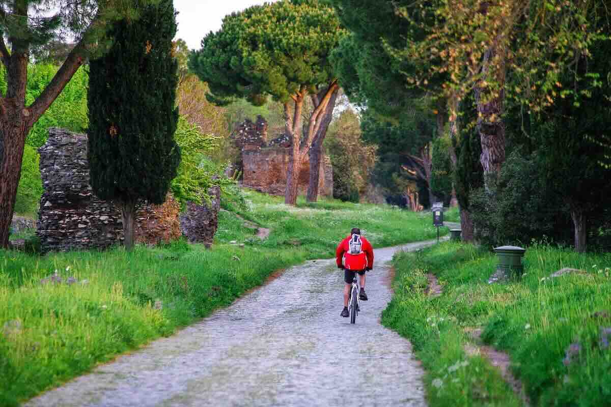 Ragazzo in bici sulla via Appia