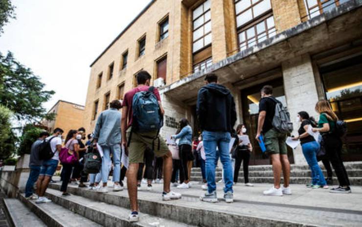 Studenti davanti alla facoltà di medicina all'università