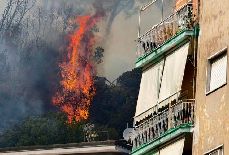 Incendio a Roma: fiamme vicinissime alle abitazioni