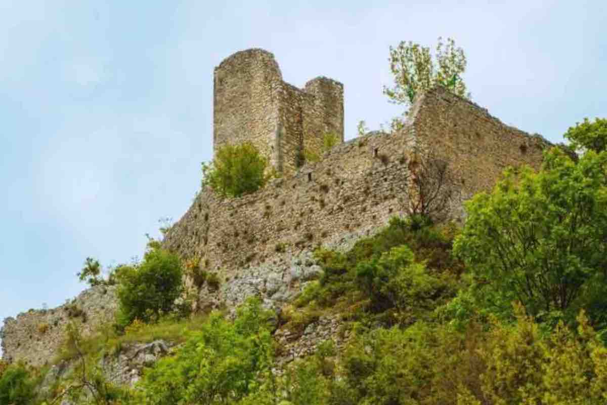 Il castello spettacolare che domina il Lazio