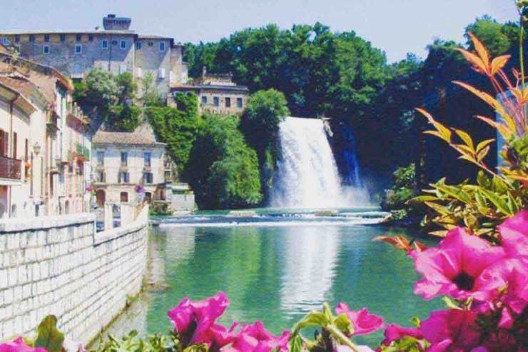 Nel Lazio c'è un castello immerso in una cascata