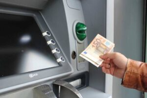 Prelievo al bancomat titolare morto