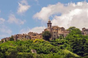 borgo medievale che affaccia sul lago