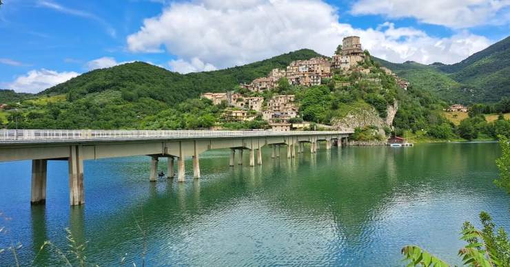 Borgo Lazio: direttamente a picco sul lago