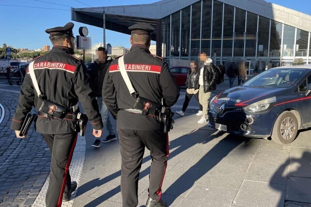 Carabinieri gesto con le 4 dita