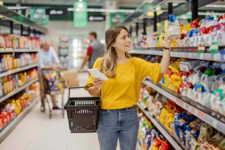 Donna al supermercato 