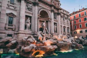 Piscina al posto della Fontana di Trevi