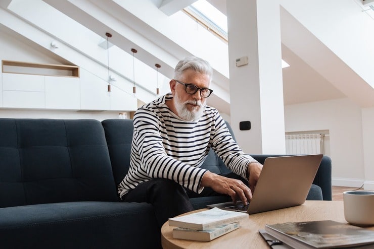 Uomo anziano al computer