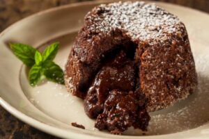 tortino al cioccolato tagliato con cuore morbido