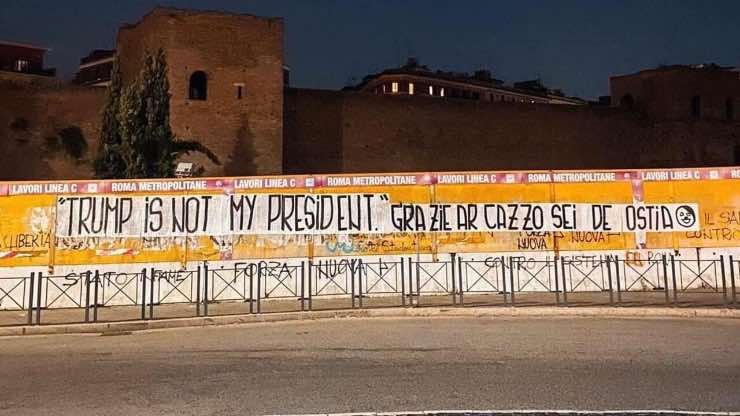 striscione Trump