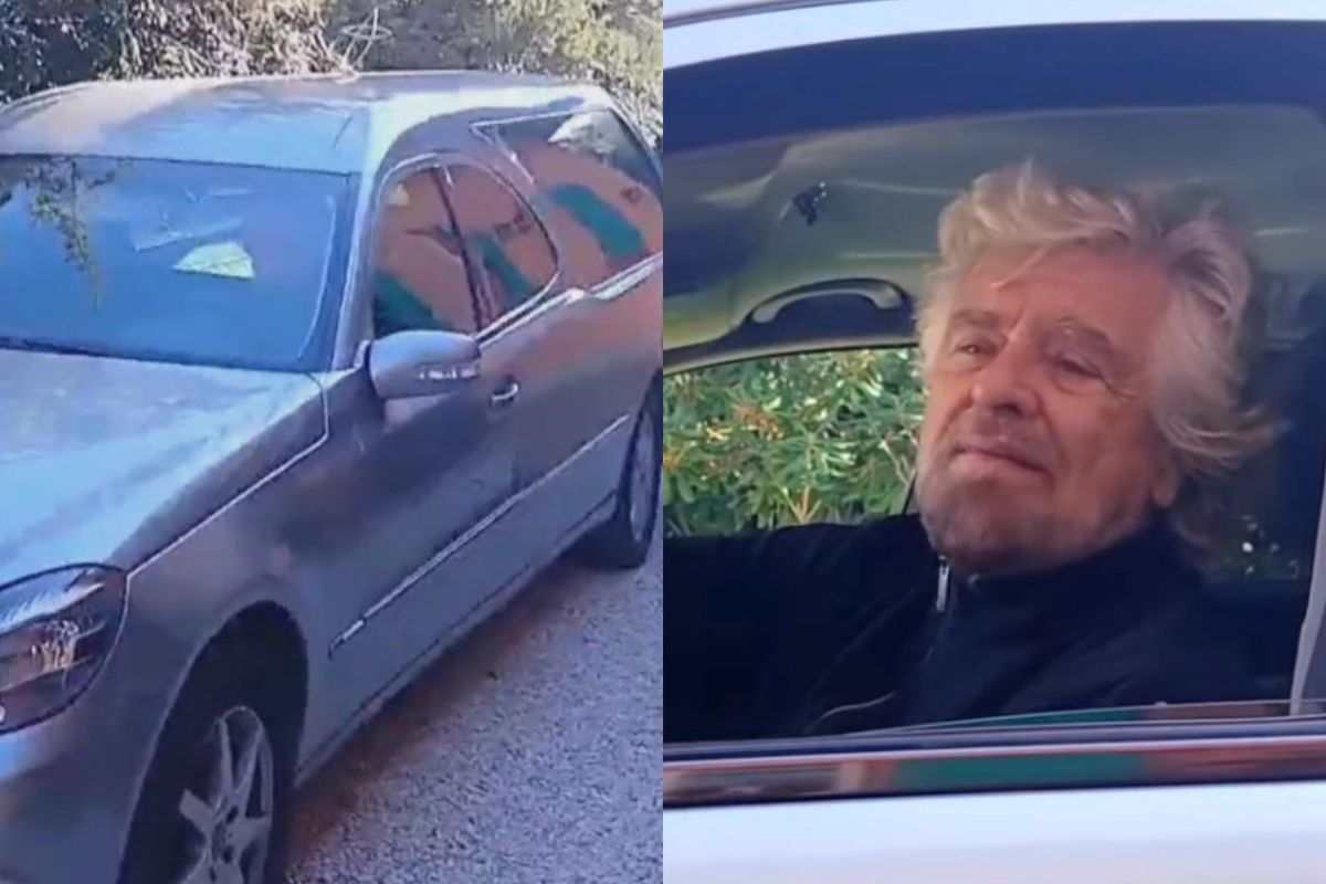 Beppe Grillo a bordo di un carro funebre