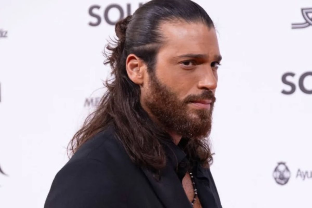 Can Yaman con i capelli lunghi 