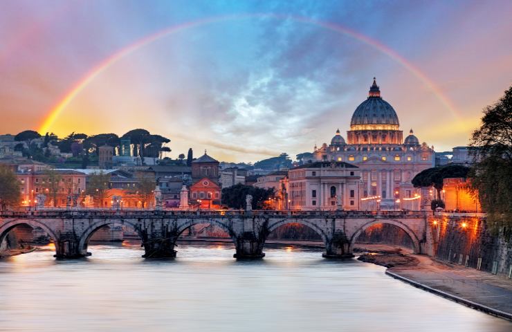 Vaticano sovrastato da un arcobaleno