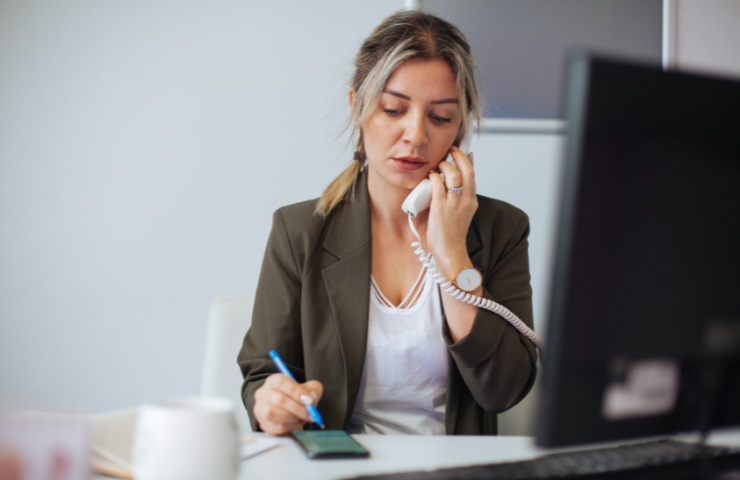 Una donna al telefono