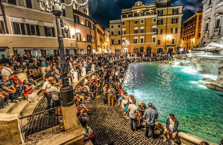 Folla nei pressi della Fontana di Trevi