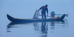 Mentre è sul kayak pesca qualcosa di sorprendente: pesa cica 20kg