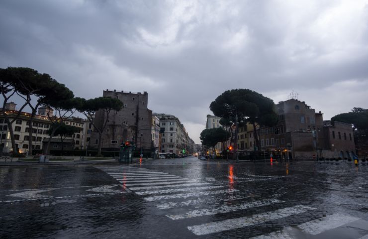 Una strada di Roma sotto la pioggia