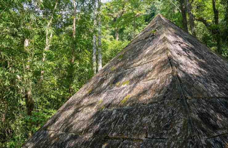 Piramide immersa nella natura