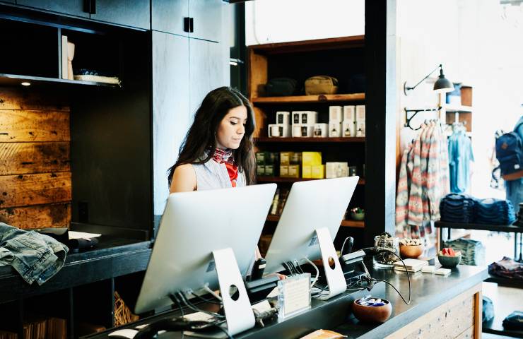 Una negoziante al lavoro