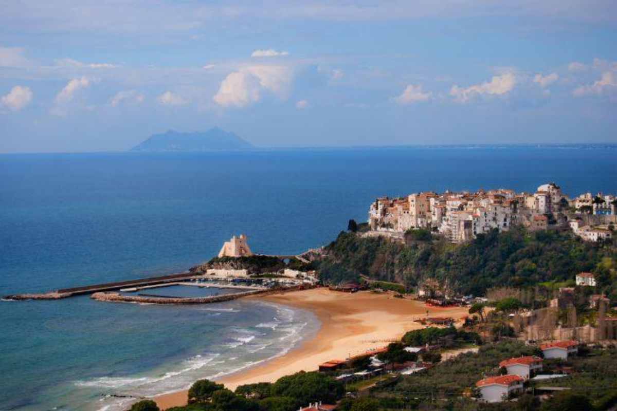 Spiaggia sulla quale emerge una torre W